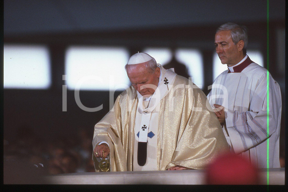 35mm vintage slide* 1994 CATANIA Giovanni Paolo II - Madonna del pianto (10)  Diapositiva d'epoca, in formato 35 mm.CONDIZIONI: GOODE' severamente vietata la riproduzione. Tutti i diritti sono riservati.Nella diapositiva ICharta mette in vendita, sul negozio eBay e in esclusiva sul sito "icharta" il proprio archivio composto da numerose diapositive e negativi fotografici d'epoca, tutti originali e autentici, che attraversano la storia del costume italiano tra gli la fine degli anni Sessanta e Novanta.Si tratta di uno sguardo inedito sull'attualit&agrave;, la politica, la vita quotidiana, il gossip e la cultura, che fotografa il cambiamento della nazione in quest'ultimo scorcio del XX secolo. Un'occasione unica per il mercato del collezionismo, che vede finalmente disponibile un archivio eccezionale per vastit&agrave;, tematiche e condizioni, in un settore (il negativo fotografico e la diapositiva) di assoluta novit&agrave; e dalle interessanti prospettive di investimento.  FAIR/discreto   originale e autentica 1