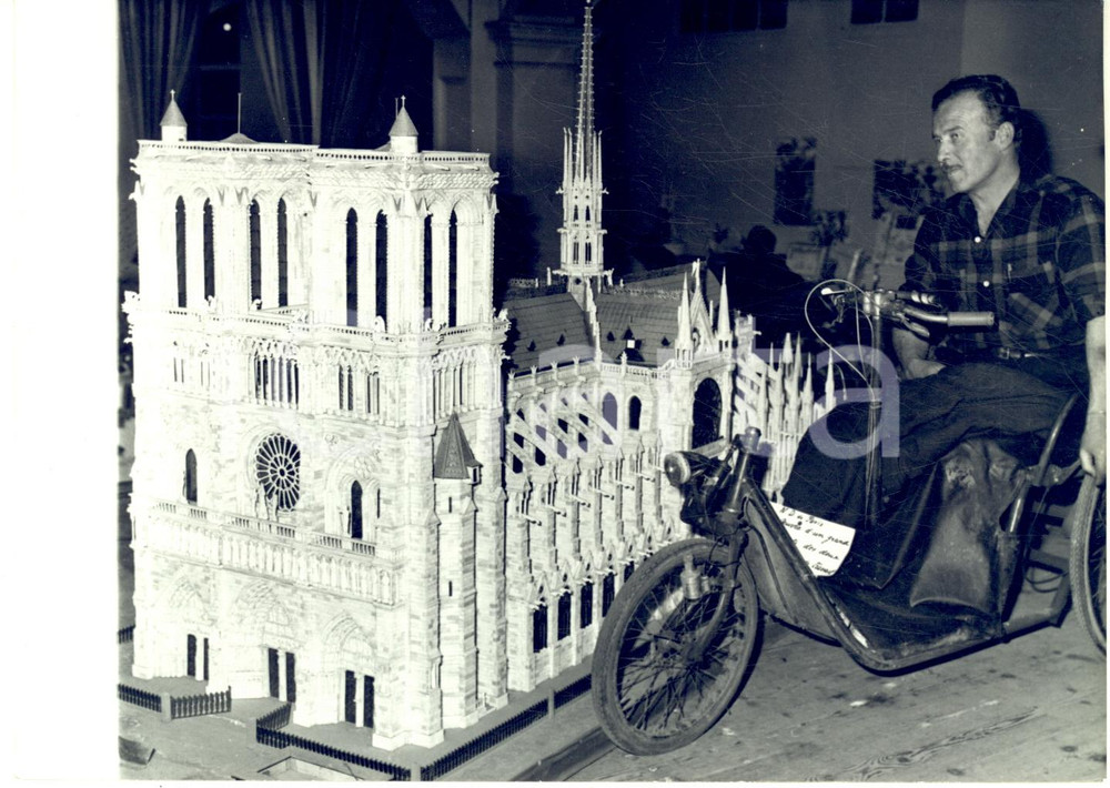 1963 PARIS Antoine GOMEZ avec cathédrale NOTRE DAME en os de bovins *Photo