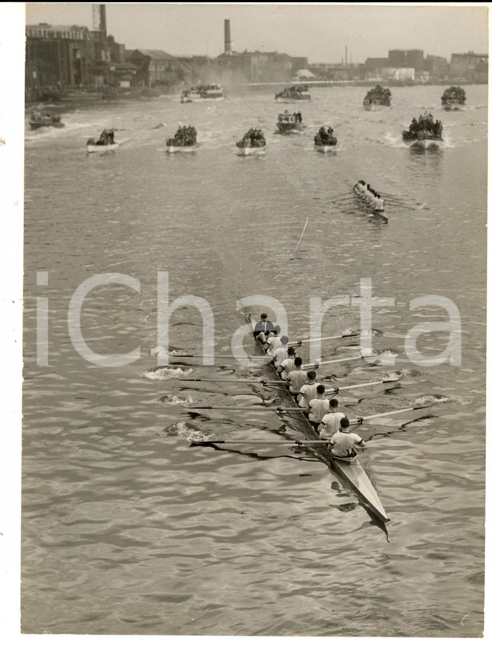 Fotografia d epoca originale 1959 LONDON University Boat Race  OXFORD crew ahead at HAMMERSMITH BRIDGE Photo 1