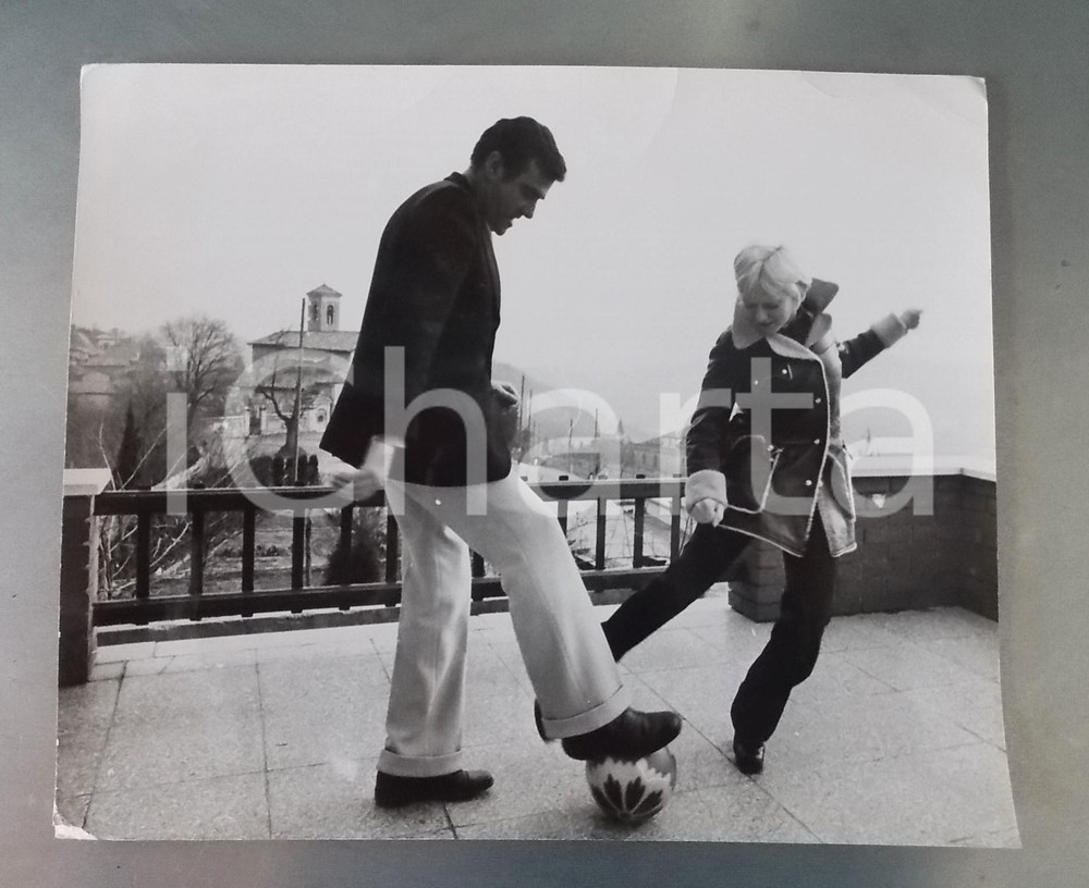 1970 ca COSTUME ITALIA Rita PAVONE e Teddy RENO giocano a calcio - Foto 30x25 cm