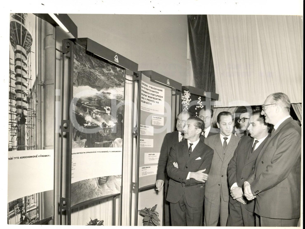 Fotografia d epoca originale 1961 PRAGA Ambasciatore Enrico ALLIAUD visita mostra SocietÃ  MONTECATINI Foto 1