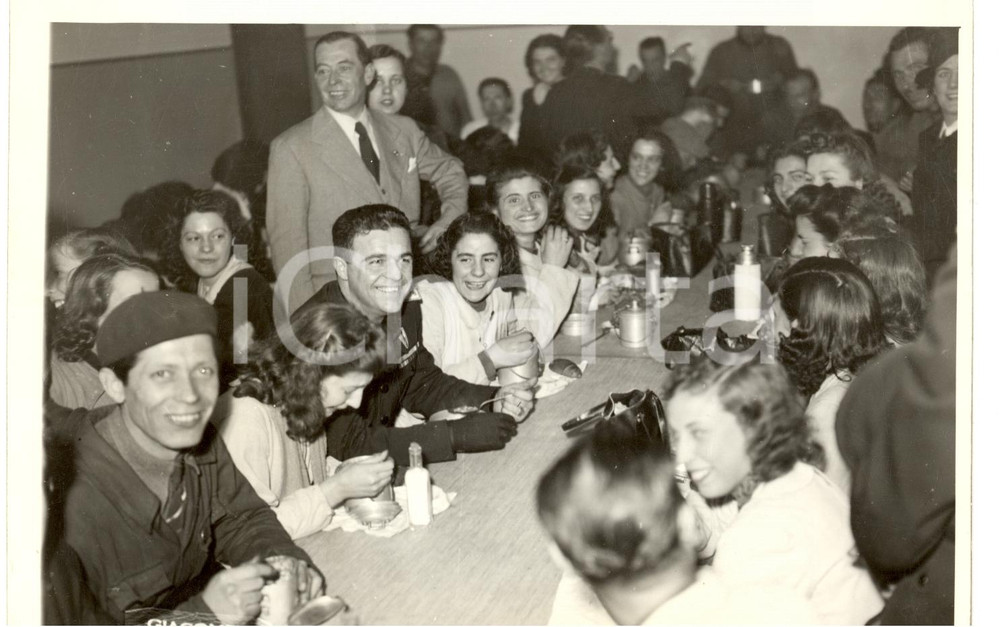 Fotografia d epoca originale 1942 VENEZIA Segretario PNF Aldo VIDUSSONI al rancio con operai di una fabbrica 1