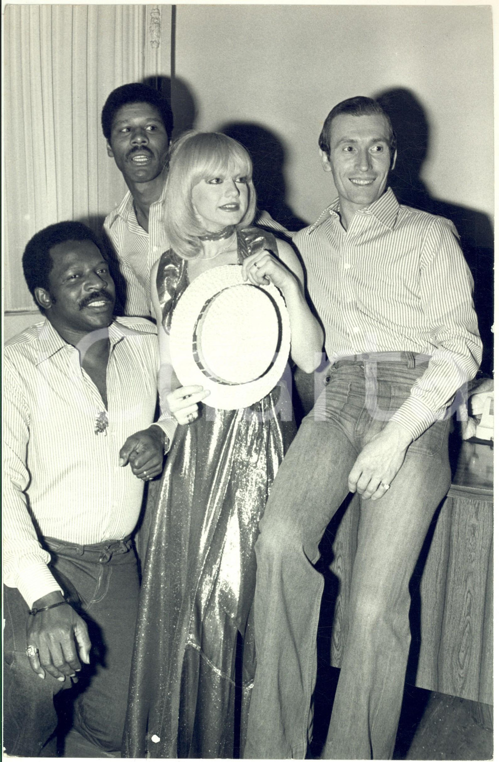 1975 ca COSTUME ITALIA Rita PAVONE in attesa di un concerto *Foto 20x30 cm