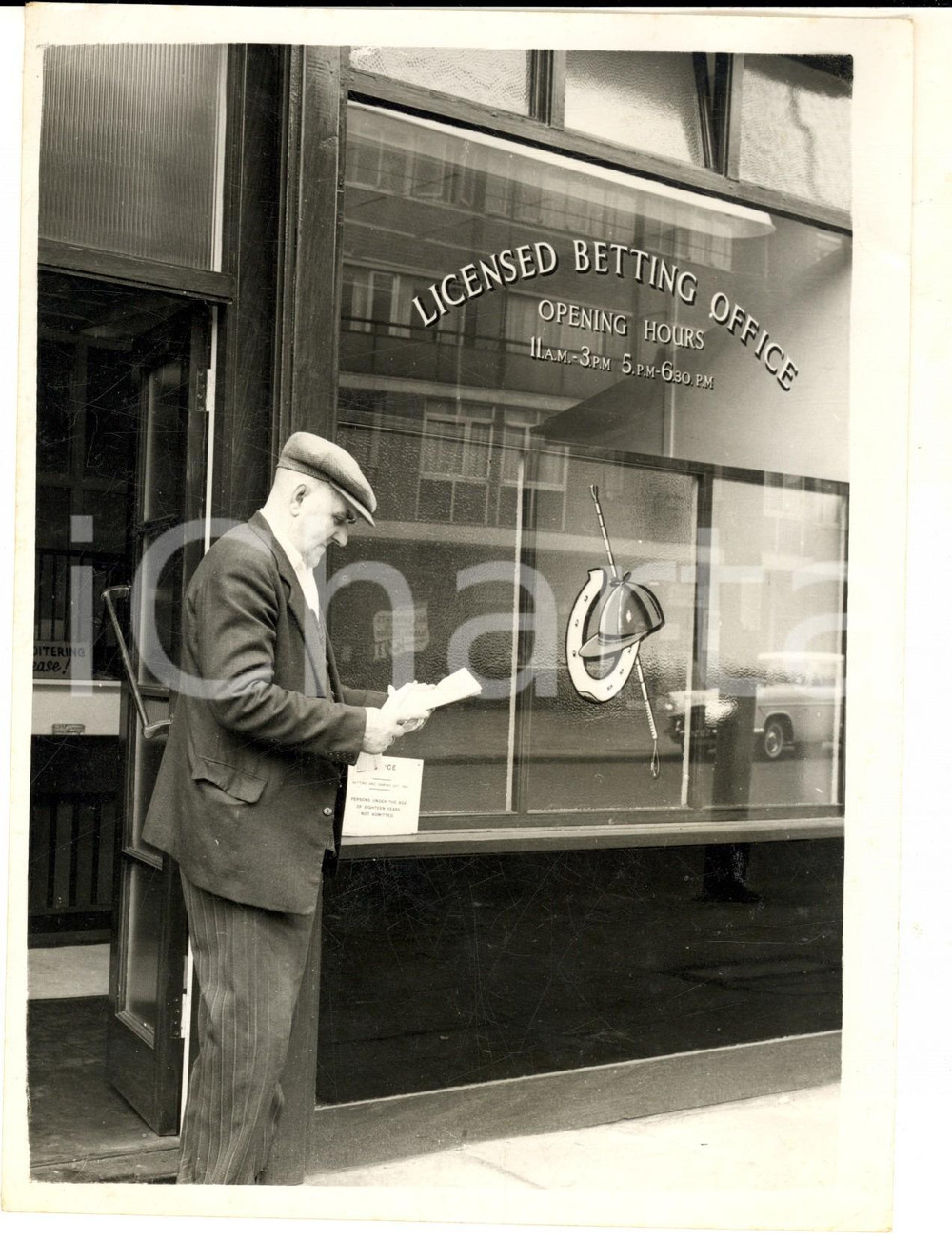Fotografia d epoca originale 1961 LONDON View of CHARLIE MAYER first legal betting shop opening Photo 15x20 1