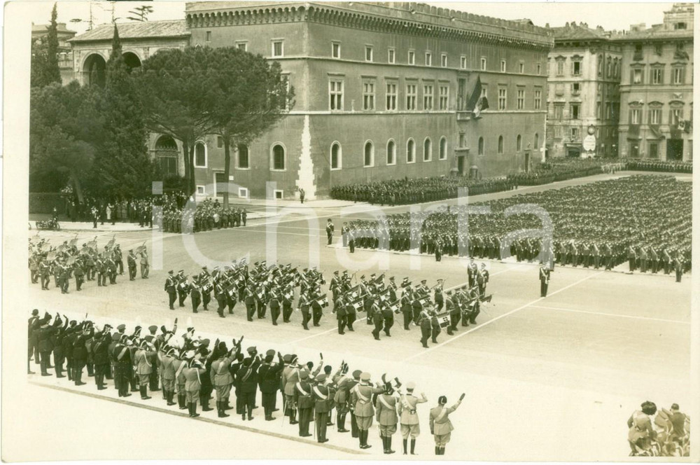 Fotografia d epoca originale 1939 ROMA PIAZZA VENEZIA Gagliardetti sfilano davanti al re Fotografia 1