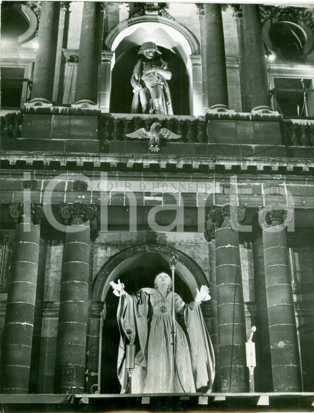 Fotografia d epoca originale 1951 PARIS CÃ©cile SOREL habillÃ©e en Gloire par Elsa SCHIAPARELLI Invalides 1