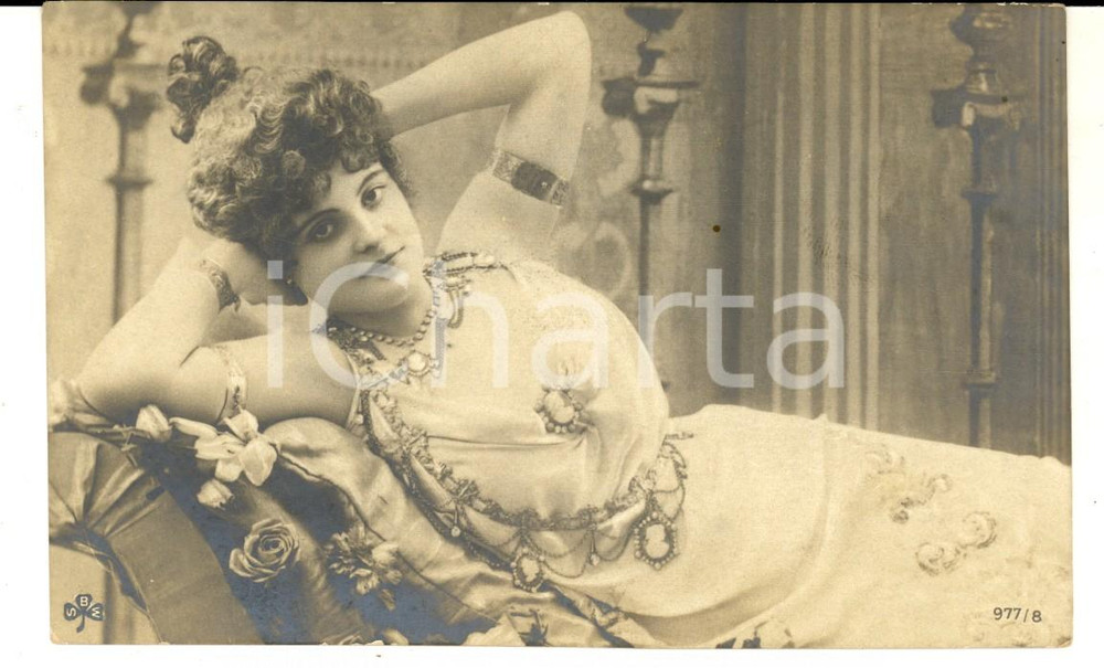 Cartolina originale da collezione 1900 ca COSTUMI Attrice in abito bianco con cammei VINTAGE postcard 1