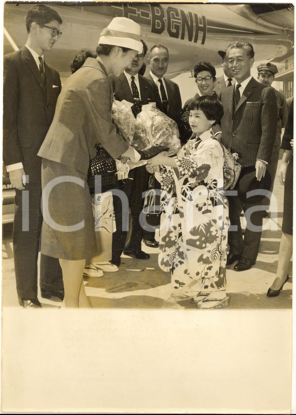 1961 PARIS ORLY Arrivo principessa Takako SUGA con il marito Hisanaga Shimazu Fotografia d'epoca con didascalia coeva.  CONDIZIONI: FAIR (alone diffuso) FORMATO: 15x20 cm     originale e autentica 1