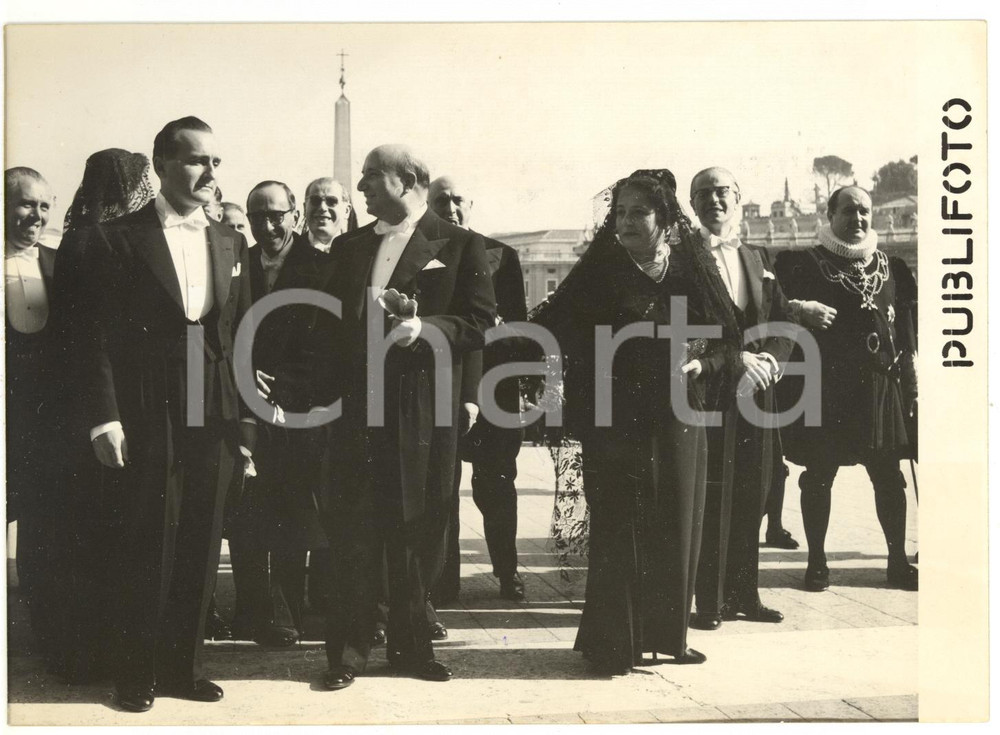1954 ROMA Piazza San Pietro - Mario SCELBA con la moglie in visita *Foto 18x13