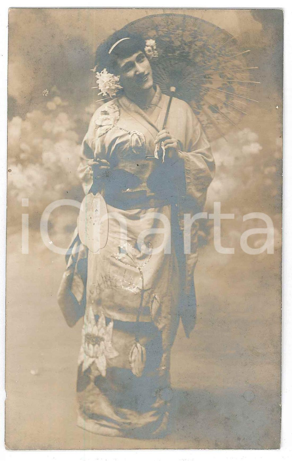 1920 ca ITALIA - LIRICA Cantante in "Madama Butterfly" - Foto RARA 9x14 cm Fotografia seriale d'epoca, in formato cartolina postale. FAIR/discreto difetti di stampa Formato: 9x14 cm originale e autentica 1