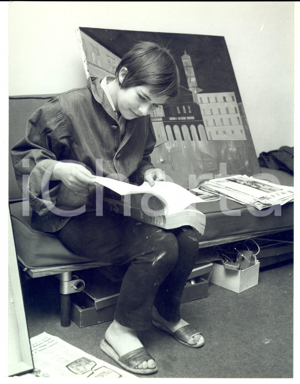 Fotografia d epoca originale 1960 ca PARIS NICOLA ORTIS POUCETTE dans son atélier en lecture Photo 18x24 cm 1