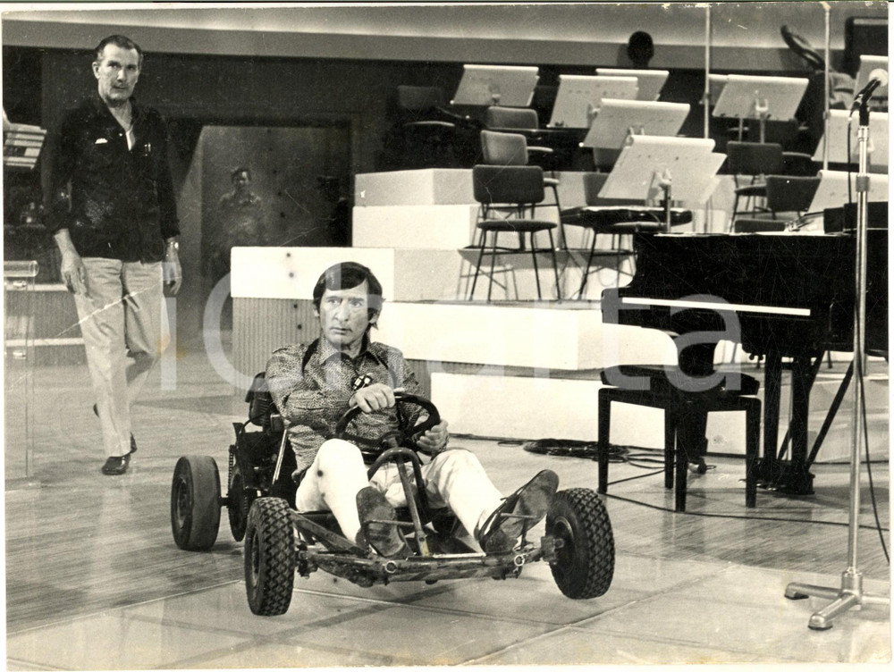 1970 ca TV ITALIA Renato RASCEL pilota un kart nello studio - Foto 27x20 cm