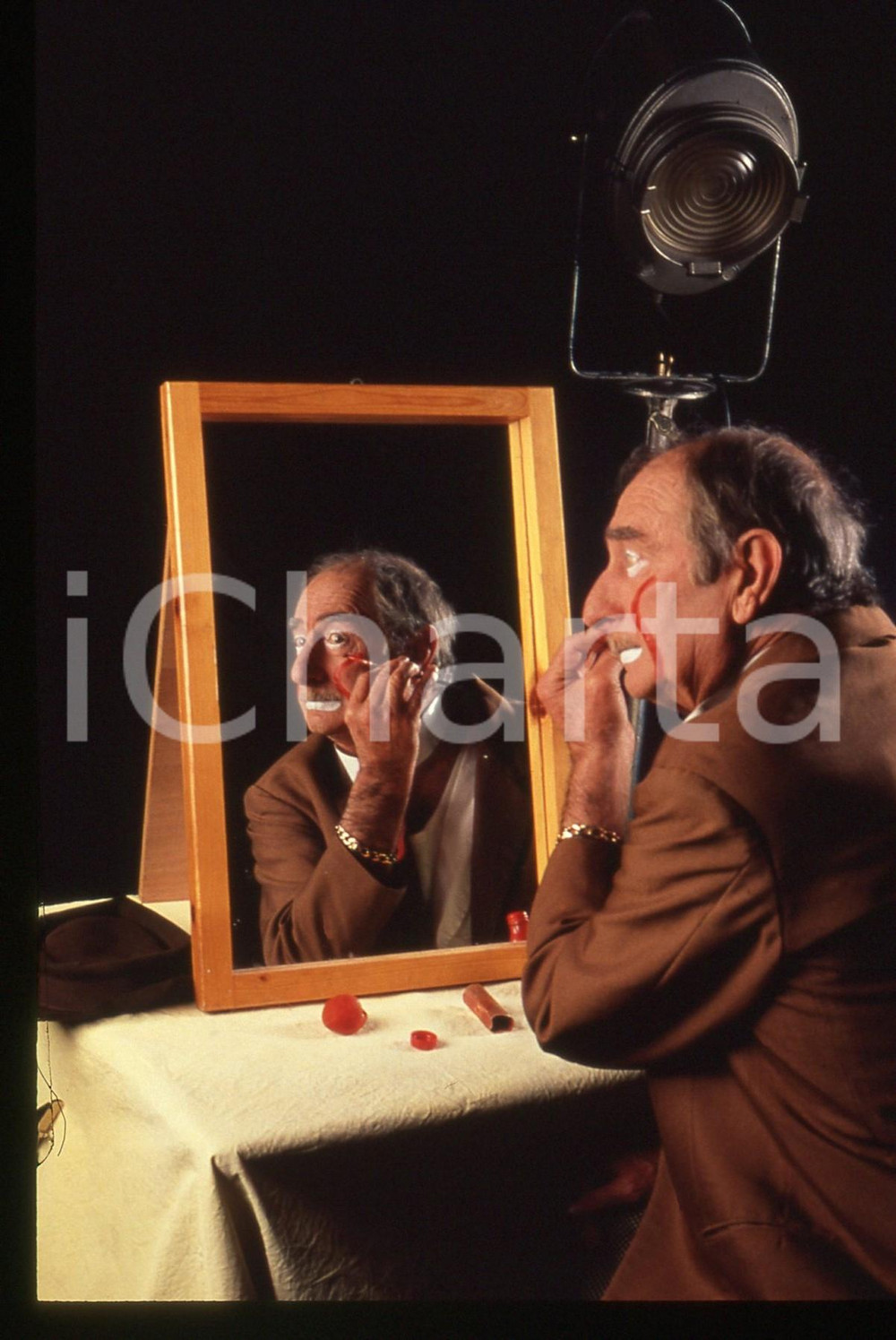 35mm vintage slide* 1990 ca FRANCIA Achille ZAVATTA si trucca da clown AUGUSTE 2
