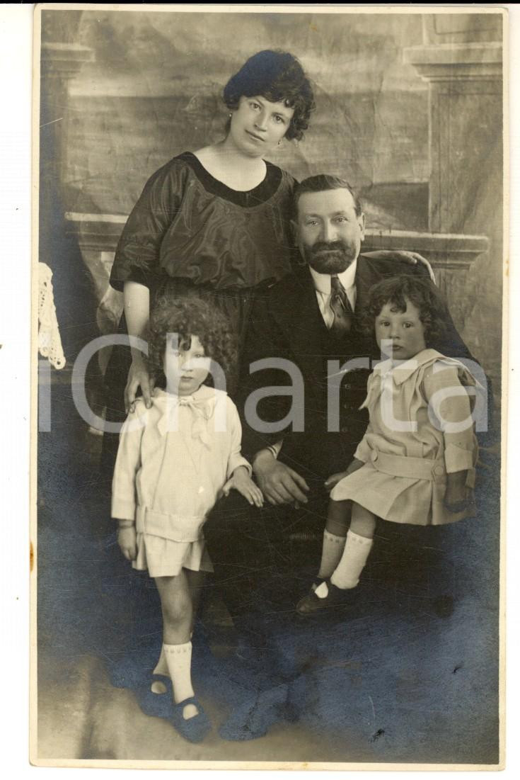 Fotografia d epoca originale 1920 ca MILANO ? Famiglia con bambine in abito bianco Foto cartolina VINTAGE 1