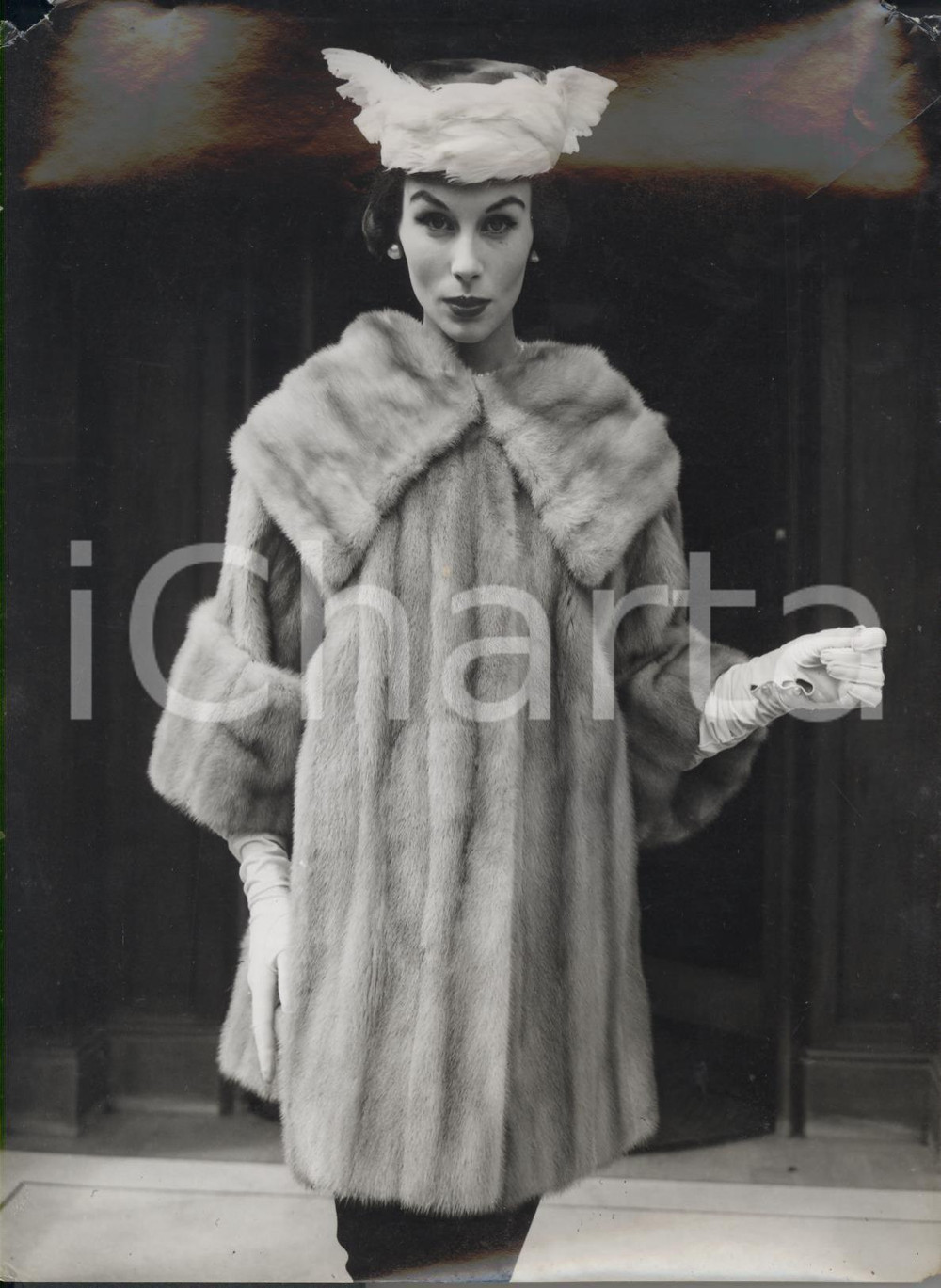 Fotografia d epoca originale 1956 LONDON Myrtle CRAWFORD wearing lenght coat and winged hat Photo Fashion 1