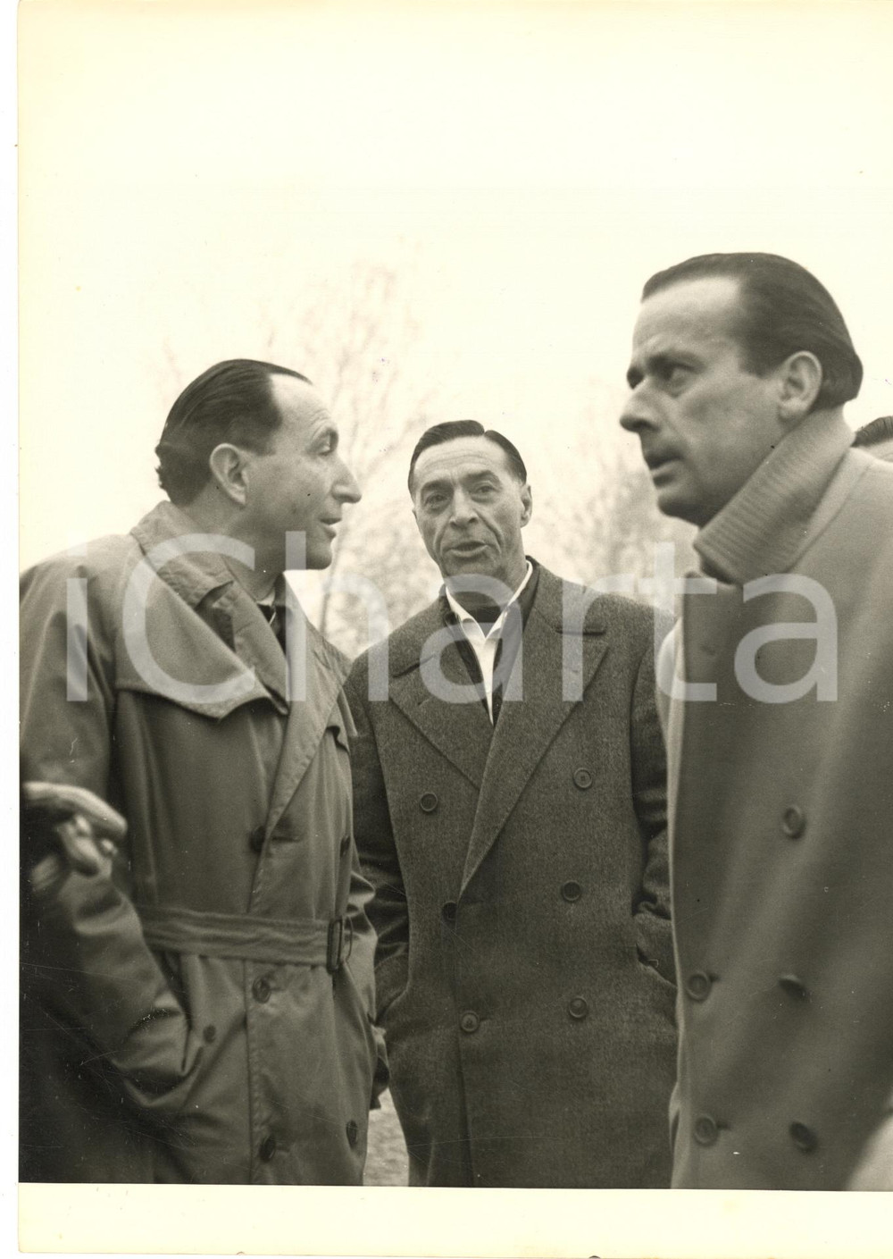 1953 MILANO IDROSCALO MOTONAUTICA Ezio SELVA Mario VERGA Achille CASTOLDI (4)  Fotografia d'epoca con didascalia coeva al verso, scattata all'Idroscalo durante gli allenamenti dei tre piloti in vista della partenza per l'America.   CONDIZIONI: fair (lieve sovraimpressione al lato destro con tracce minime di inchiostro) FORMATO: 18x24 cm     originale e autentica 1