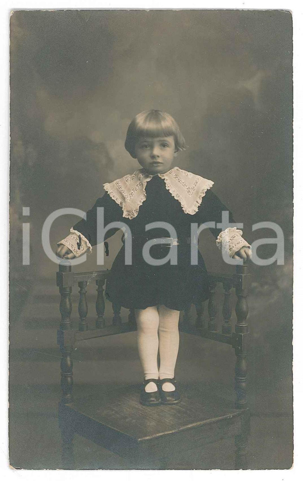 1910 ca ITALIA Bambino con colletto in pizzo - Fotografia anonima 8x13 cm  Fotografia d'epoca in formato cartolina postale. FAIR/discreto Lievi smussature agli angoli Formato: 8x13 originale e autentica 1