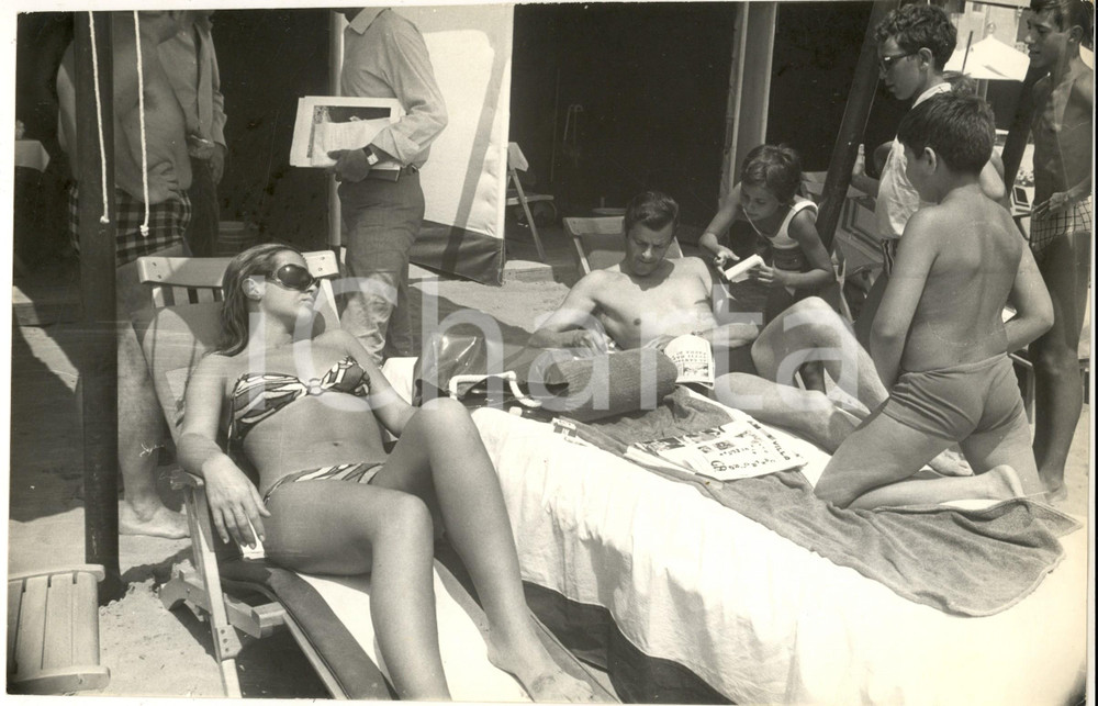 Fotografia d epoca originale 1970 ca ITALIA Sergio ENDRIGO al mare con Maria Giulia Bartolocci Foto 1