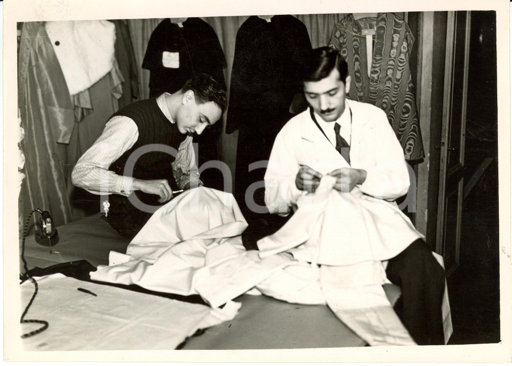 Fotografia d epoca originale 1930 ca ROMA Sarti rifiniscono abiti papali Fotografia 18 x 13 cm 1