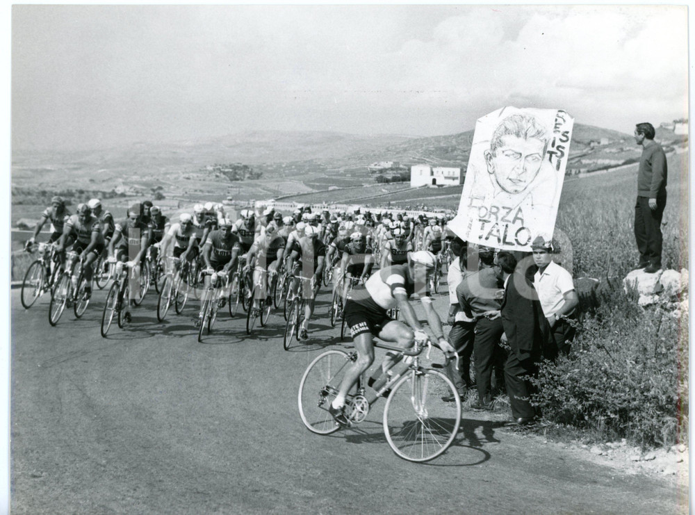 1965 AGRIGENTO - GIRO D'ITALIA CICLISMO Tifosi con cartellone per Italo ZILIOLI Fotografia d'epoca con didascalia coeva al verso. CONDIZIONI: GFORMATO: 24x18 cm     originale e autentica 1