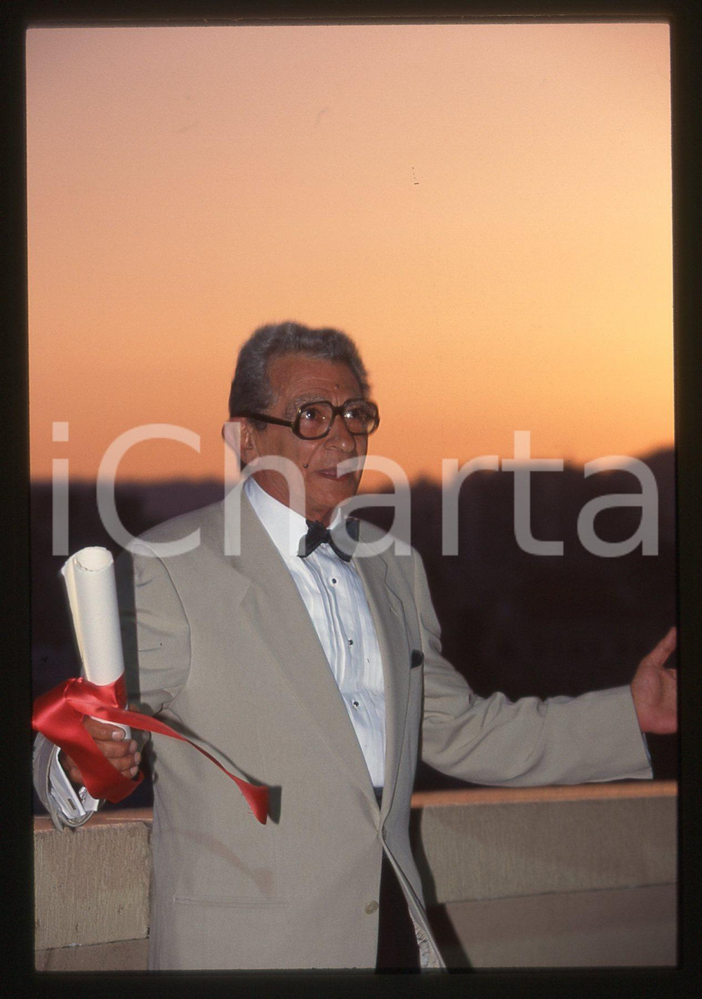 35mm vintage slide* 1997 CANNES Yusuf SHAHIN al FESTIVAL DEL CINEMA Ritratto (6)  Diapositiva d'epoca, in formato 35 mm.Nella diapositiva compare il regista egiziano Yusuf Shahin, insignito del Premio del Cinquantesimo Anniversario al Festival del Cinema di Cannes, nel 1997. CONDIZIONI: GOOD Tutti i diritti riservati.E' severamente vietata la riproduzione. ICharta mette in vendita, sul negozio eBay e in esclusiva sul sito "icharta" il proprio archivio composto da numerose diapositive e negativi fotografici d'epoca, tutti originali e autentici, che attraversano la storia del costume italiano tra gli la fine degli anni Sessanta e Novanta.Si tratta di uno sguardo inedito sull'attualit&agrave;, la politica, la vita quotidiana, il gossip e la cultura, che fotografa il cambiamento della nazione in quest'ultimo scorcio del XX secolo. Un'occasione unica per il mercato del collezionismo, che vede finalmente disponibile un archivio eccezionale per vastit&agrave;, tematiche e condizioni, in un settore (il negativo fotografico e la diapositiva) di assoluta novit&agrave; e dalle interessanti prospettive di investimento.  originale e autentica 1