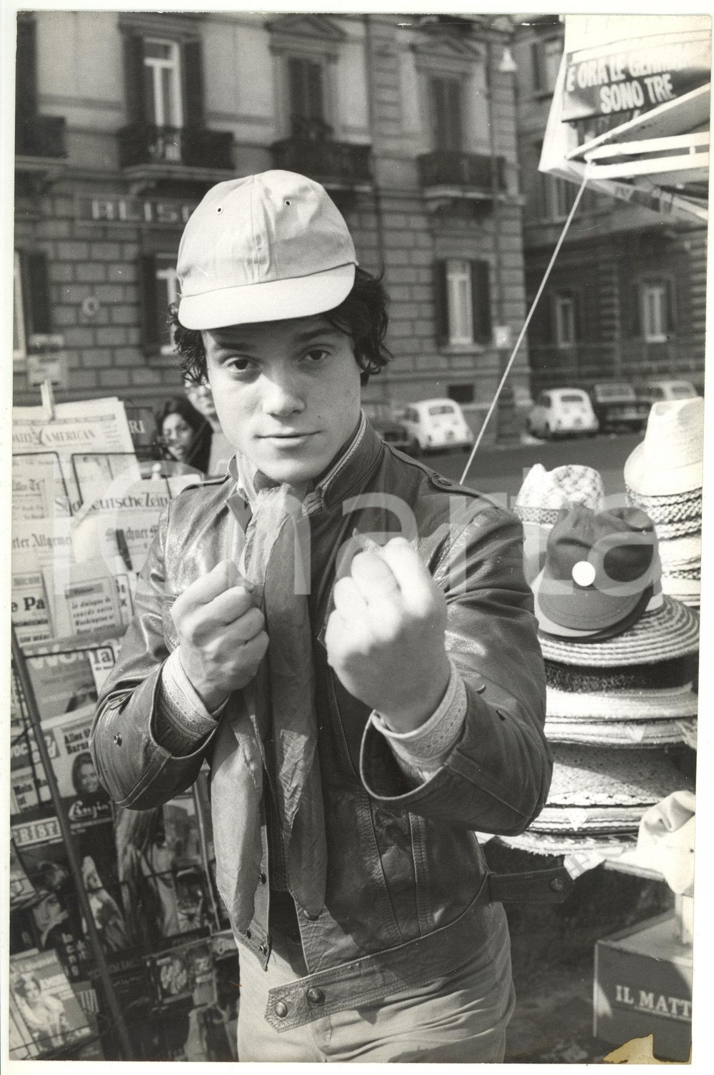 Fotografia d epoca originale 1965 ca NAPOLI Massimo RANIERI si atteggia da pugile  Foto VINTAGE 20x30 cm 1