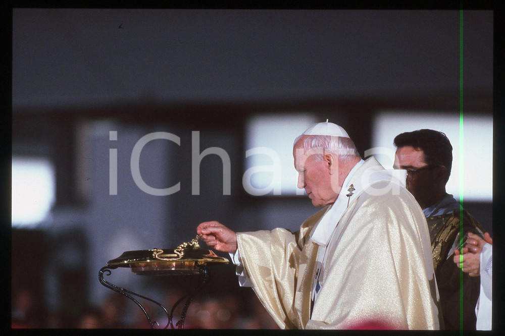 35mm vintage slide* 1994 CATANIA Giovanni Paolo II - Madonna del pianto (14)  Diapositiva d'epoca, in formato 35 mm.CONDIZIONI: GOODE' severamente vietata la riproduzione. Tutti i diritti sono riservati.Nella diapositiva ICharta mette in vendita, sul negozio eBay e in esclusiva sul sito "icharta" il proprio archivio composto da numerose diapositive e negativi fotografici d'epoca, tutti originali e autentici, che attraversano la storia del costume italiano tra gli la fine degli anni Sessanta e Novanta.Si tratta di uno sguardo inedito sull'attualit&agrave;, la politica, la vita quotidiana, il gossip e la cultura, che fotografa il cambiamento della nazione in quest'ultimo scorcio del XX secolo. Un'occasione unica per il mercato del collezionismo, che vede finalmente disponibile un archivio eccezionale per vastit&agrave;, tematiche e condizioni, in un settore (il negativo fotografico e la diapositiva) di assoluta novit&agrave; e dalle interessanti prospettive di investimento.  FAIR/discreto   originale e autentica 1