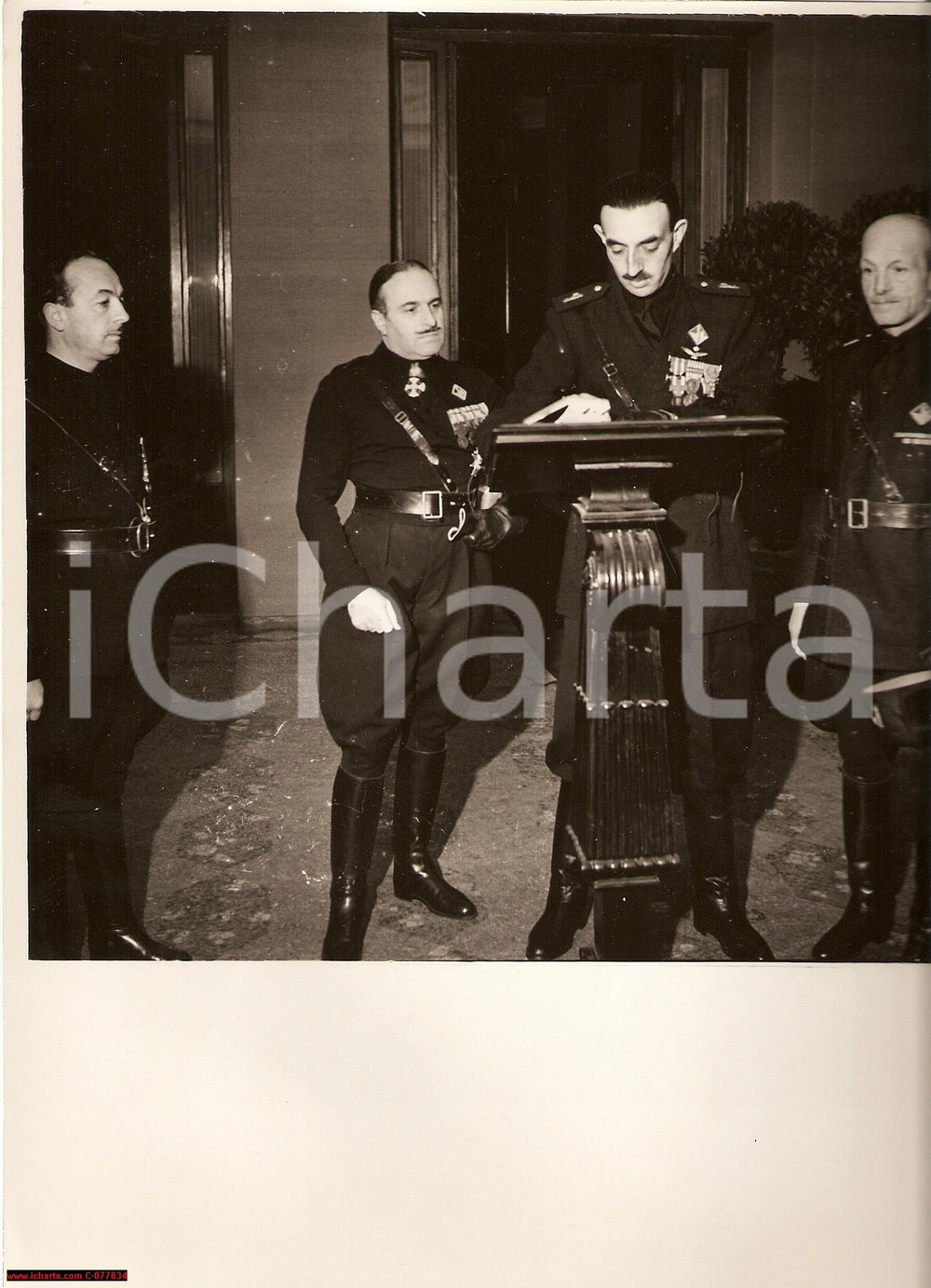 Fotografia d epoca originale 1935 MILANO Marcello VISCONTI DI MODRONE rende onore ai Caduti Casa del Fascio 1