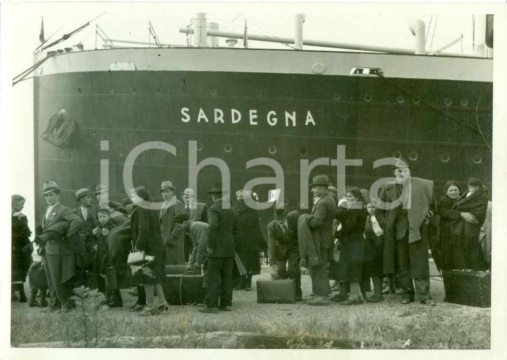 Fotografia d epoca originale 1939 VENEZIA Coloni si imbarcano su piroscafo SARDEGNA diretti in LIBIA Foto 1