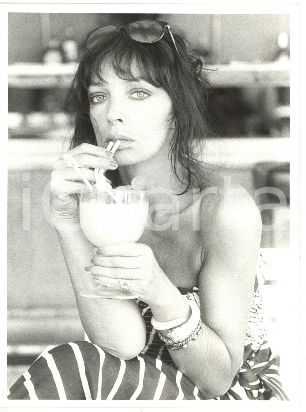 1990 ca FRANCE La cantante Marie LAFORET beve un cocktail *Foto 18x24