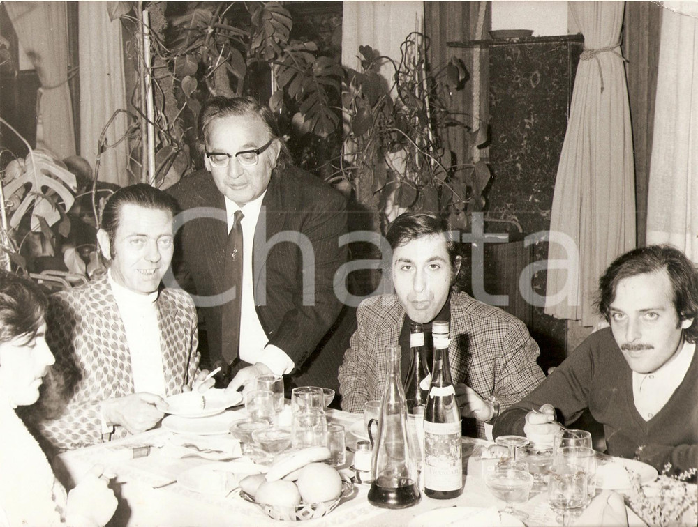 Fotografia d epoca originale 1955 ca CINEMA ITALIANO Piero NUCCORINI a cena con la troupe Foto 24x18 cm 1