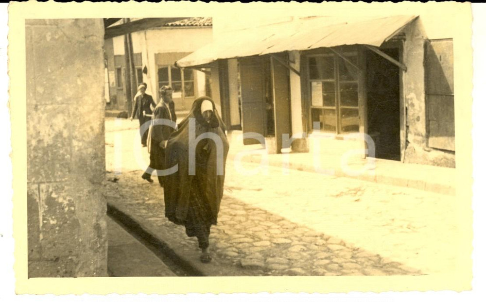 Fotografia d epoca originale 1940 ca WW2 ALBANIA Donna musulmana  per le vie cittadine Foto cartolina 1