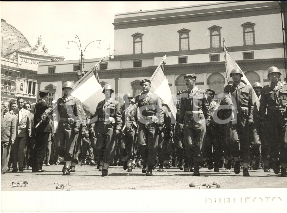 1955 NAPOLI Raduno del Fante - Le bandiere a Palazzo Salerno *Foto 18x13 cm