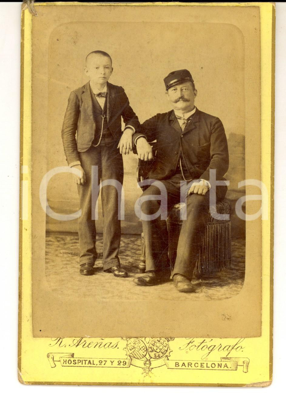 Fotografia d epoca originale 1890 ca BARCELONA Ritratto di un nonno in divisa con il nipote Foto ARENAS 1