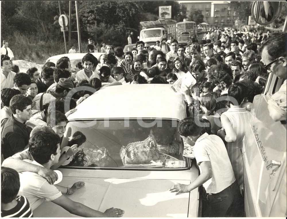 1967 CANTAGIRO Tappa CATANIA-MESSINA Rita PAVONE in auto tra i fan *Foto 24x18