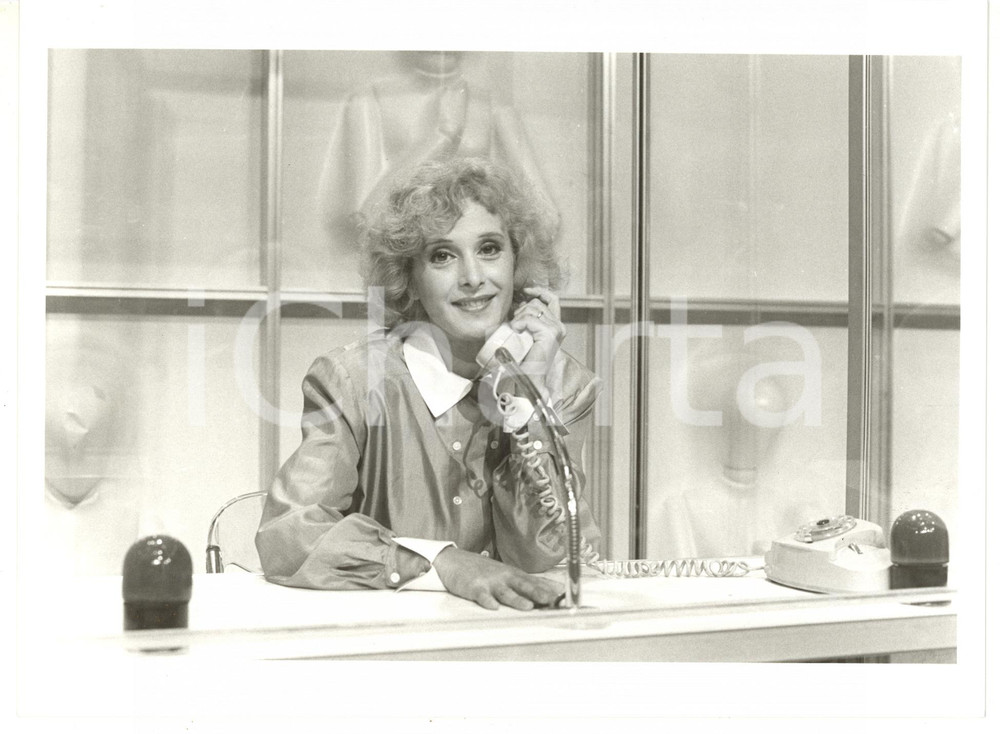 1985 ca RAI Ritratto di Daisy WENDER al telefono - Foto VINTAGE 24x18 cm