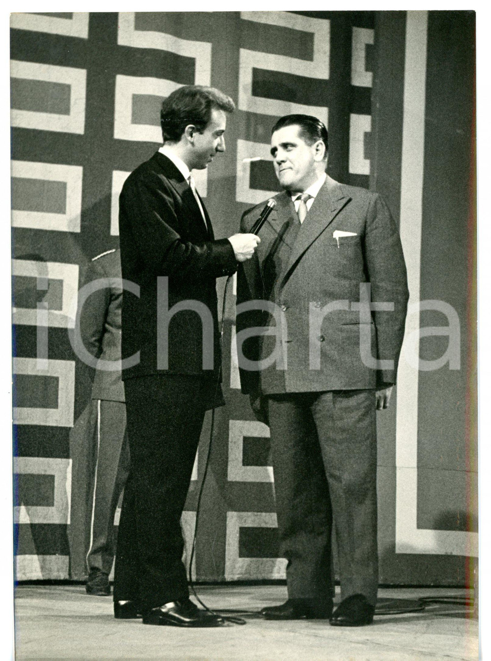 1957 LASCIA O RADDOPPIA? Mike BONGIORNO intervista il concorrente Gino LENA