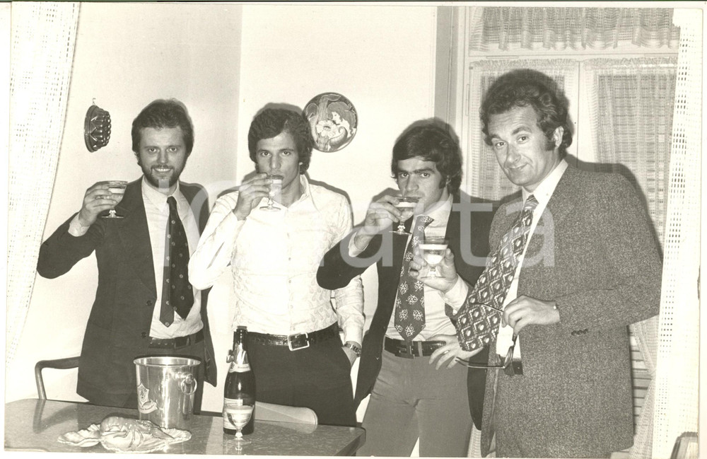 1970 ca CALCIO JUVENTUS Brindisi con Luciano SPINOSI e Antonello CUCCUREDDU Foto