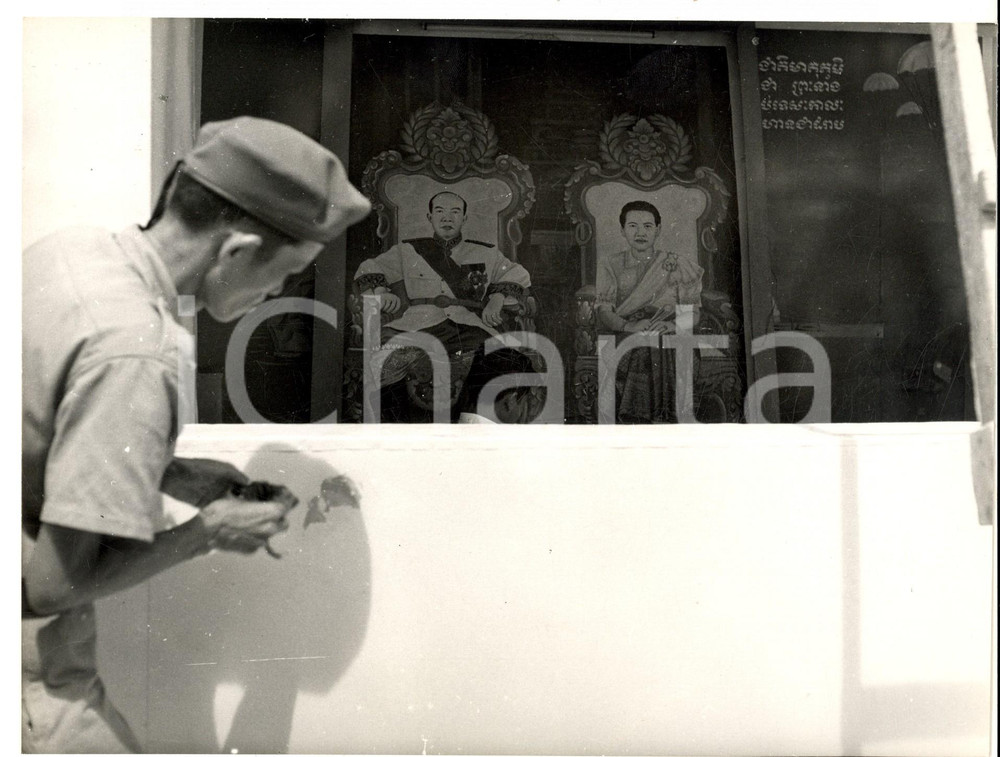 Fotografia d epoca originale 1956 CAMBOGIA Militare con il ritratto di re Norodom SURAMARIT Foto 24x12 1