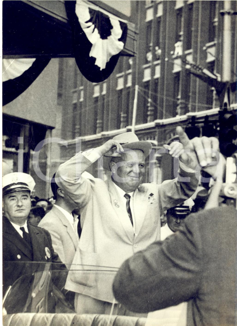 1959 PITTSBURGH (USA) Nikita KRUSCEV risponde alle ovazioni della folla *Foto