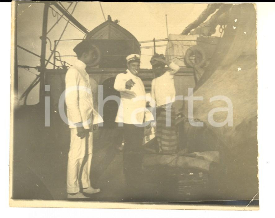 Fotografia d'epoca originale 1909 Regia Nave MONTEBELLO Ufficiale dÃ  ordini ai mozzi indiani *Foto 11x8 1