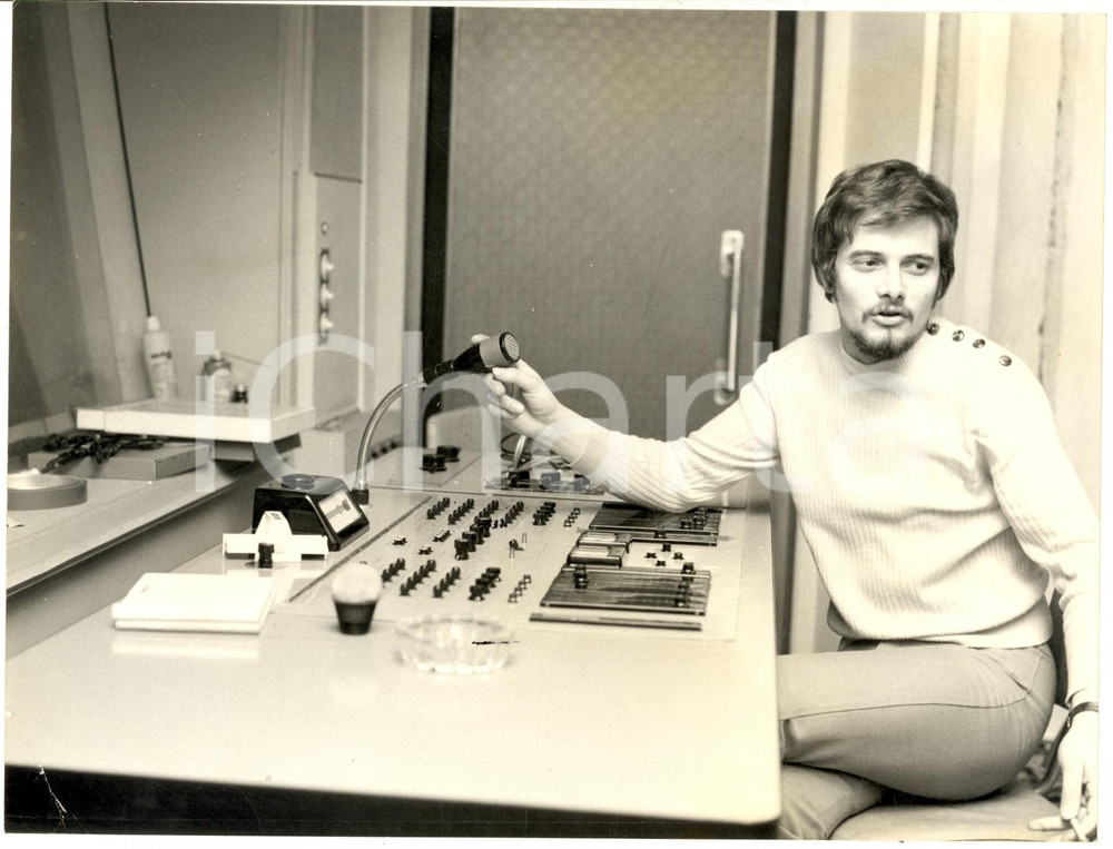 1970 ca COSTUME I GIGANTI Enrico Maria PAPES in sala di registrazione *Foto 