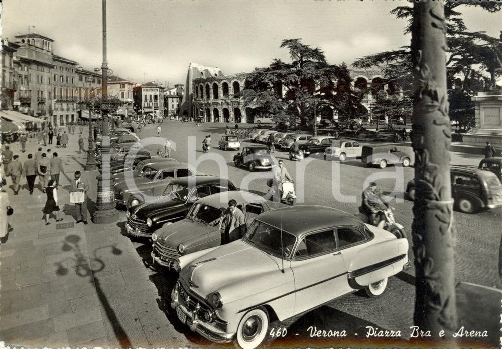Cartolina originale da collezione 1955 VERONA Veduta di Piazza BRA con ARENA Cartolina ANIMATA con auto FG VG 1