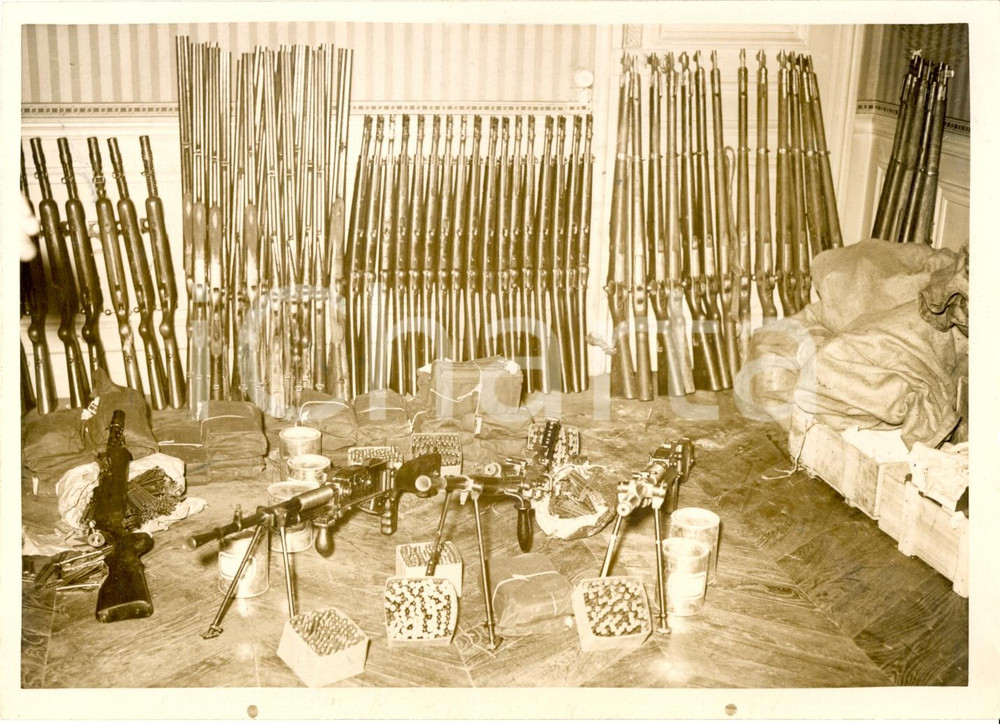 Fotografia d epoca originale 1938 PARIS Deposito di armi dei CAGOULARDS scoperto in Rue SAINTLAZARE Foto 1