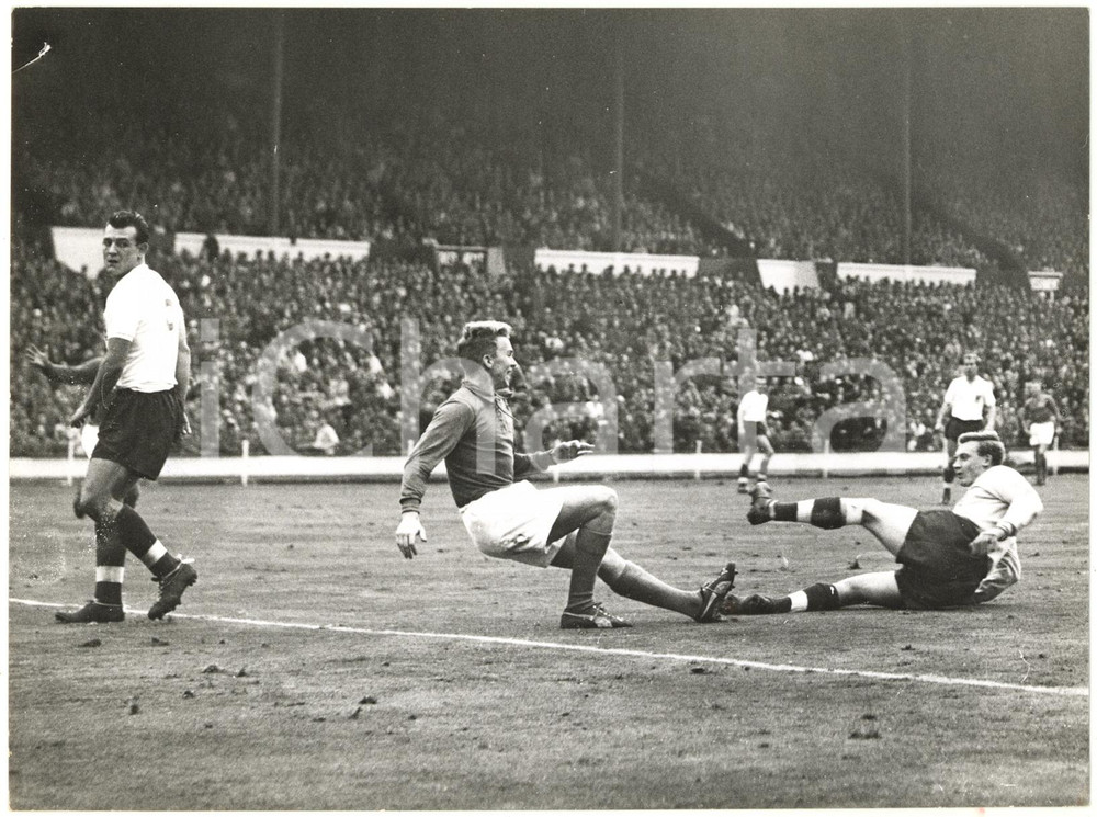 1959 LONDON FOOTBALL - ENGLAND-SWEDEN 2-3 - Agne SIMONSSON Eddie HOPKINSON
