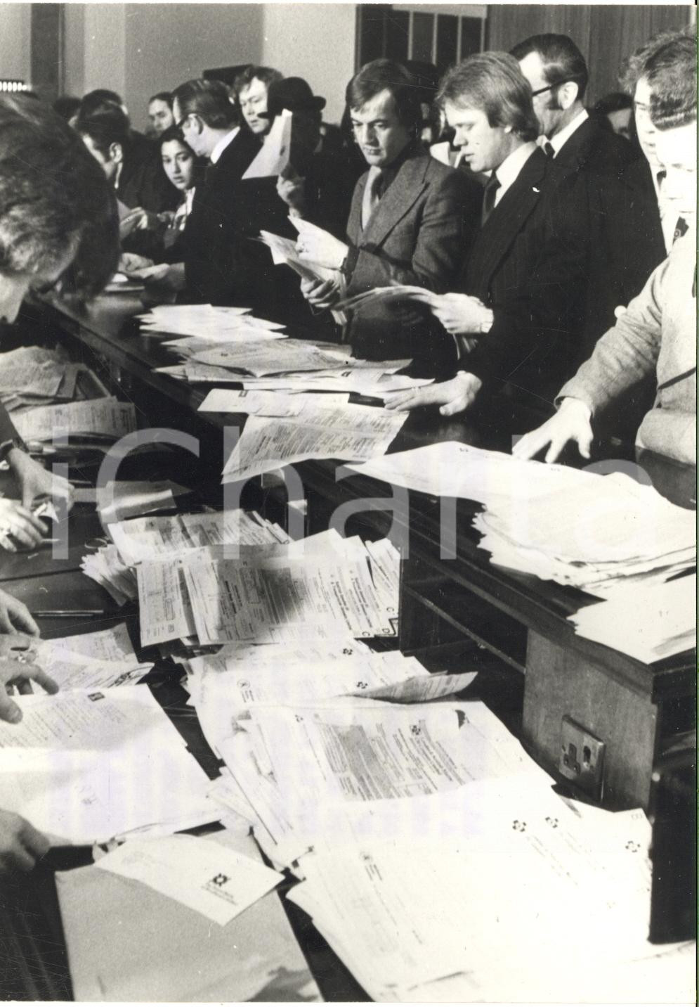 1975 ca LONDON Febbre delle azioni petrolifere - Risparmiatori all'assalto *Foto