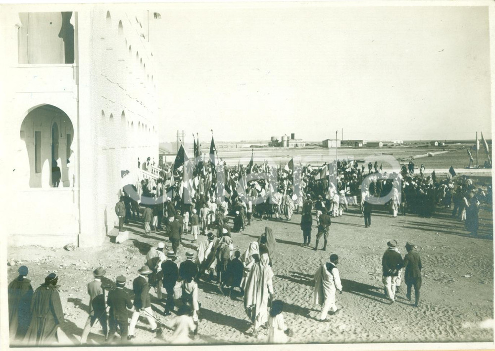 Fotografia d epoca originale 1930 ca BENGASI LIBIA Indigeni manifestano al Palazzo Governo Coloniale FOTO 1