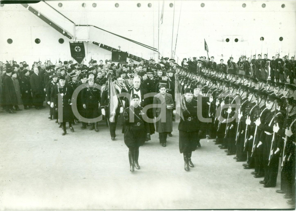 Fotografia d epoca originale 1938 VENEZIA I giornalisti de LA STAMPA di TORINO sbarcano dal piroscafo Foto 1