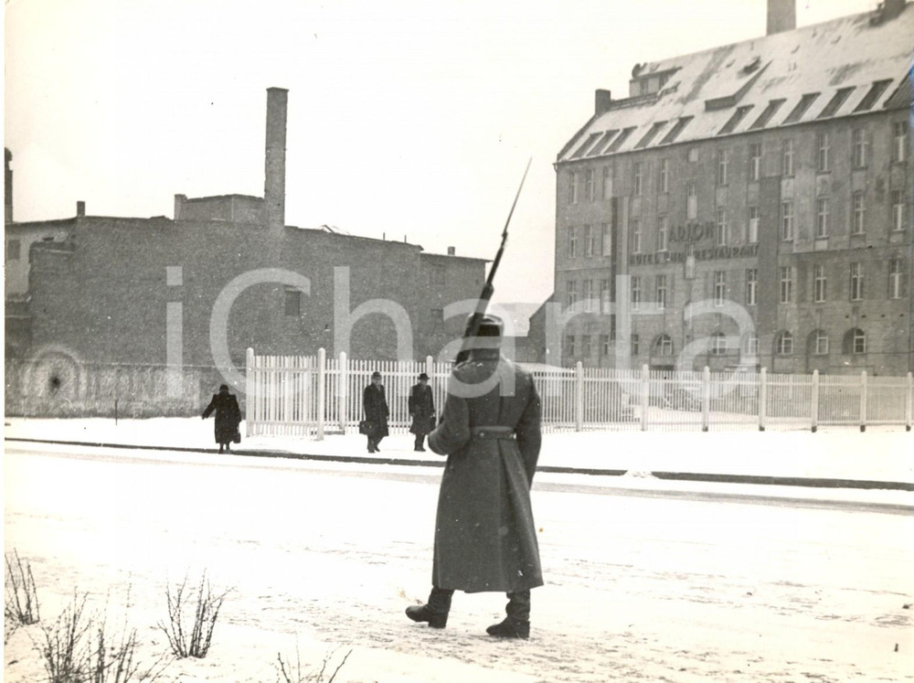 Fotografia d epoca originale 1954 BERLINO EST Soldato sovietico di ronda davanti all Hotel Adlon Foto 20x15 1