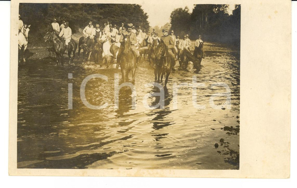 Fotografia d'epoca originale 1918 PINEROLO (TO) Militari SCUOLA DI CAVALLERIA al guado di un torrente 1